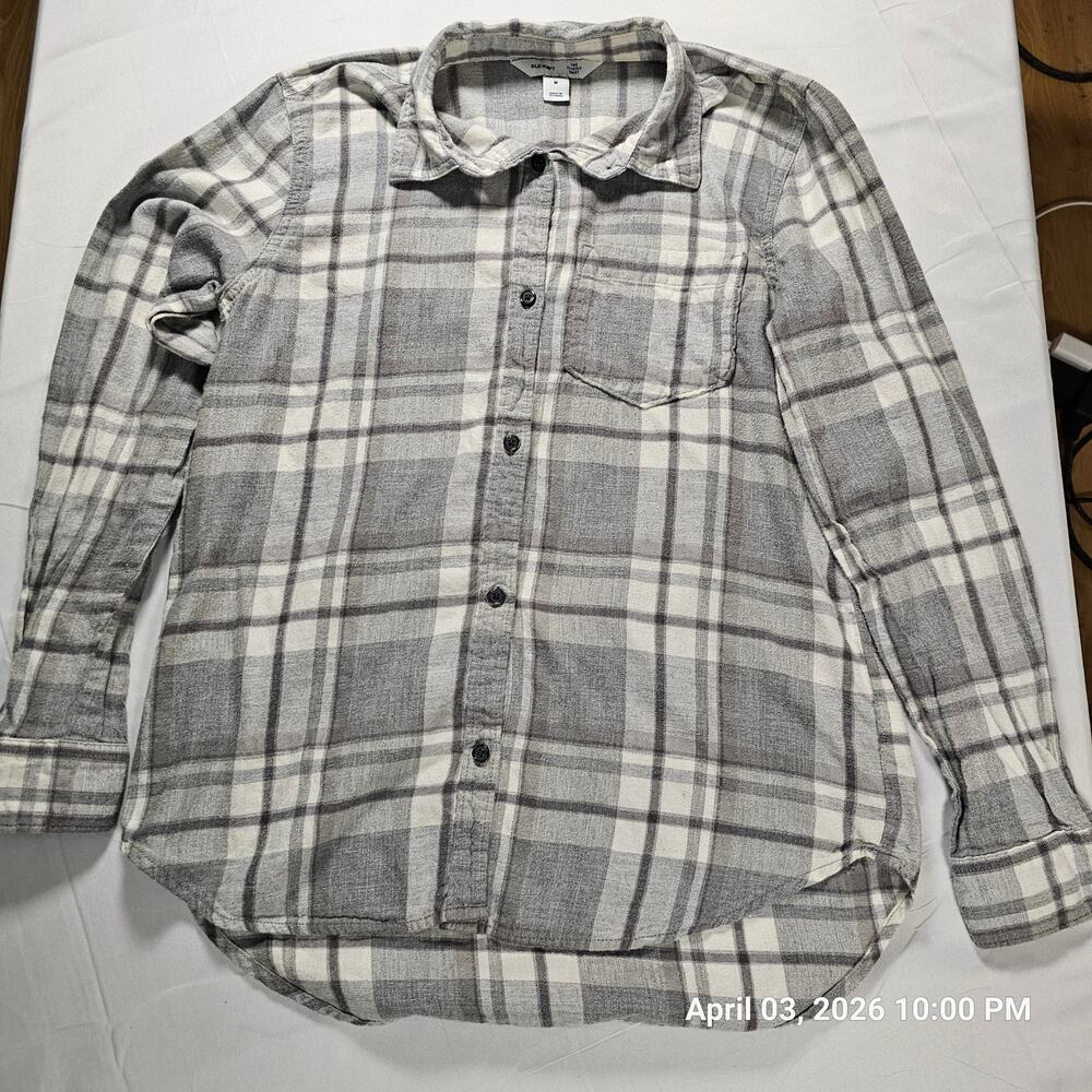 Old Navy Plaid Flannel Shirt Women’s Medium Gray White Button Up Classic